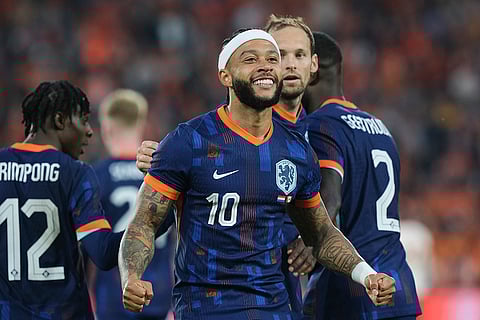 Memphis Depay celebrates team's first goal